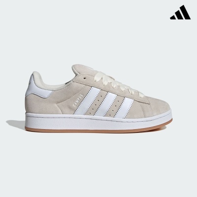 Ténis Adidas Campus bege com riscas brancas e sola branca com base castanha.
