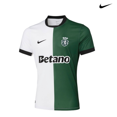 T-shirt desportiva metade branca e metade verde com detalhes em preto e logótipos SCP, Betano e Nike