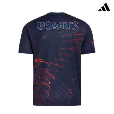 T-shirt desportiva azul escura com padrão vermelho e texto SAGRES nas costas