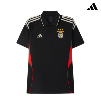 Polo preto com detalhes vermelhos e emblema do SL Benfica