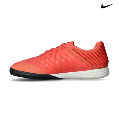 Ténis desportivos Nike cor coral com sola branca e preta