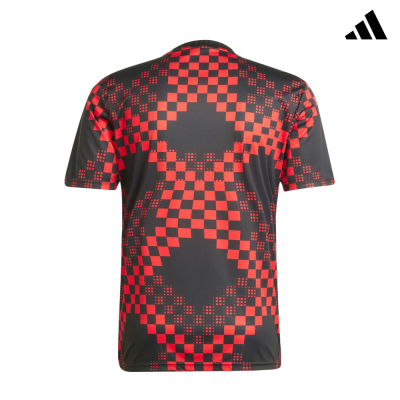 T-shirt desportiva preta com padrão xadrez vermelho, vista de costas.