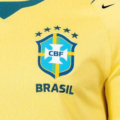 Camisola amarela com logo CBF e texto BRASIL bordados e símbolo da Nike.