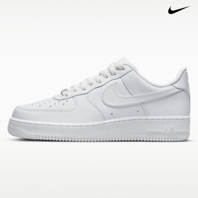 Ténis desportivos Nike Air Force 1 brancos com logo Swoosh na lateral