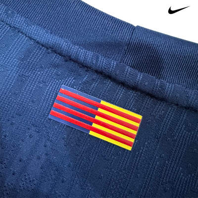 Tecido azul escuro com bandeira colorida e logo Nike