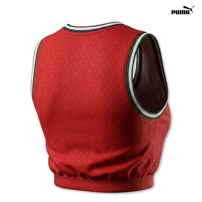 Colete desportivo vermelho com detalhes em verde, branco e preto e padrão subtil de cruzinhas