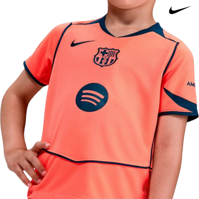 Camisola infantil coral FC Barcelona com logótipos e detalhes azuis.