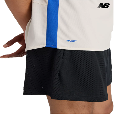 Camiseta desportiva branca com faixa azul e calção preto em tecido perfurado para homem.