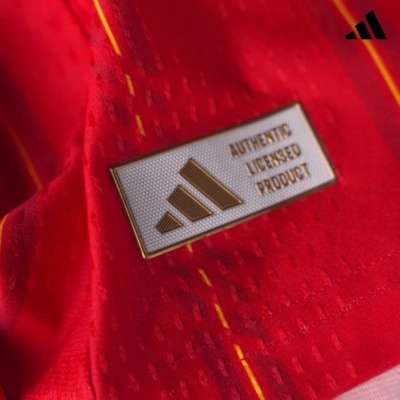 Etiqueta Adidas em tecido desportivo vermelho com padrão texturizado