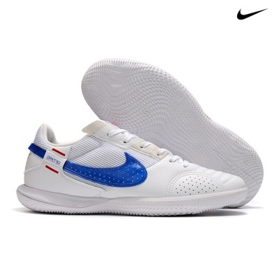 Tênis desportivo branco com logo Nike azul e detalhes vermelhos.