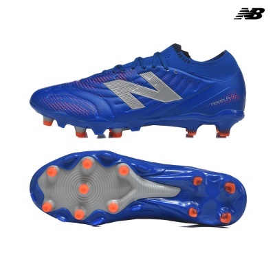Chuteira de futebol azul com detalhes laranja e cinzento da New Balance