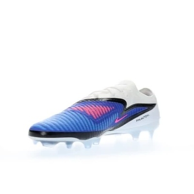 Tênis de futebol Nike Phantom branco com detalhes azuis, pretos e rosa mostrado em vários ângulos