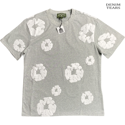 T-shirt cinzenta com estampado circular branco e etiquetas visíveis