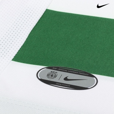 Etiqueta oficial licenciada do Sporting Portugal e Nike numa camisola branca com riscas verdes