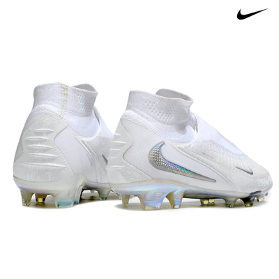 Chuteiras de futebol Nike brancas com cano médio e sola com pinos