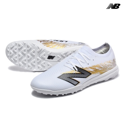 Sapatilhas desportivas brancas com detalhes dourados e pretos da marca NB