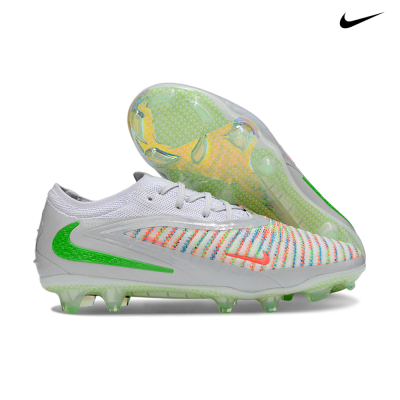 Chuteiras de futebol Nike brancas e multicoloridas com sola verde translúcida