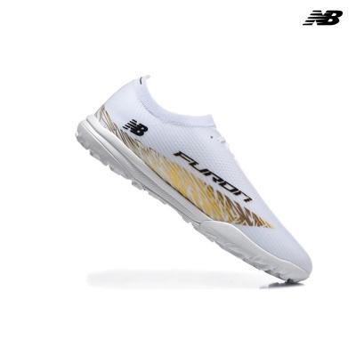 Ténis desportivos New Balance FLURO 1 branco com detalhes dourados.