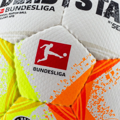 Bola de futebol branca com detalhes amarelos e laranja e logo Bundesliga