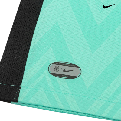 pormenor de peça de roupa desportiva azul e preta com etiqueta oficial do Sporting CP e Nike