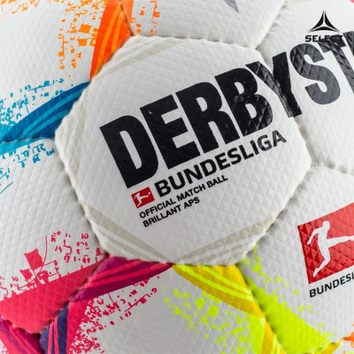 Bola de futebol branca com padrões coloridos e texto Bundesliga DERBYSTAR