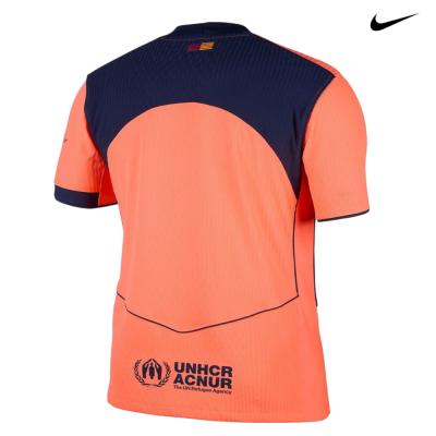 T-shirt desportiva coral e azul escuro com texto UNHCR ACNUR e logótipo da Nike
