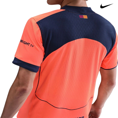 Camisola desportiva laranja e azul escuro vista de costas com logótipo NIKE
