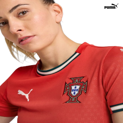 Camisola feminina vermelha com brasão de Portugal e logótipo Puma