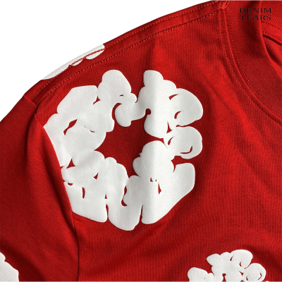 T-shirt vermelha com flores brancas em relevo e gola redonda