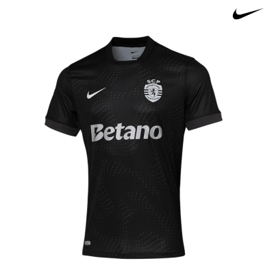 Camisola de futebol preta do Sporting Clube de Portugal com logótipos Nike e Betano.