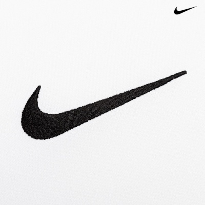 Logótipo Nike bordado a preto em tecido branco