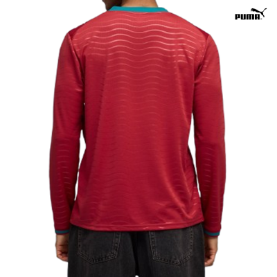 T-shirt desportiva vermelha de manga comprida vista de costas com gola azul-turquesa e calças pretas