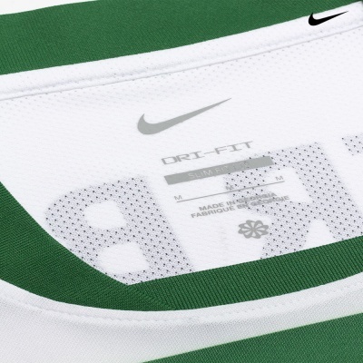 Etiqueta interior de camisola desportiva Nike Dri-FIT branca e verde.