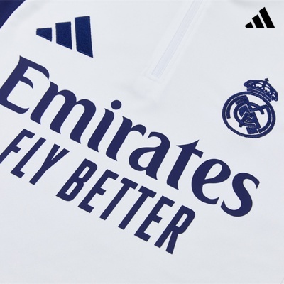 Camisola desportiva branca com logotipo Adidas, emblema Real Madrid e texto Emirates FLY BETTER em azul escuro