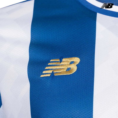 Tecido desportivo azul e branco com logo NB dourado bordado e logo NB preto impresso no canto