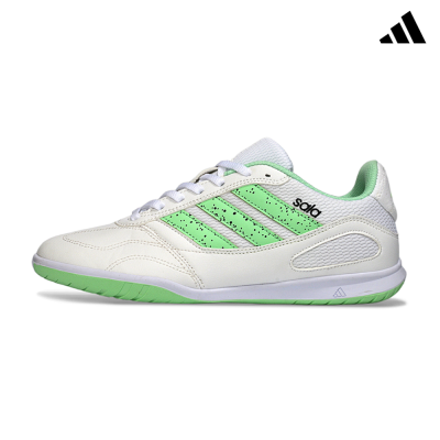 Ténis desportivos Adidas branco com detalhes verdes e sola verde.