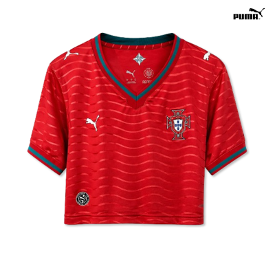 T-shirt cropped desportiva vermelha com emblema da seleção portuguesa