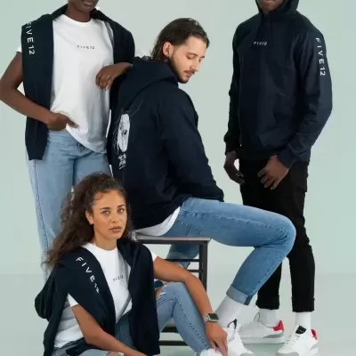 Quatro pessoas com roupas casuais FIVE12 em fundo branco