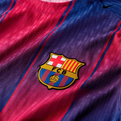 Tecido de camisola do FCB em azul e vermelho com emblema e símbolo Nike.