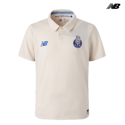 Polo branco do FC Porto com logótipos azuis e palavra ANIVERSÁRIO no interior da gola