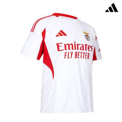 Camisola de futebol branca com detalhes vermelhos e logos do Benfica e Adidas