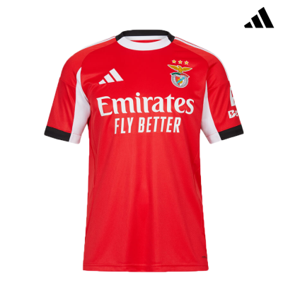 T-shirt desportiva vermelha com logotipos e inscrições