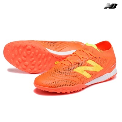 Sapatilhas desportivas laranja com sola texturizada e logótipo amarelo New Balance