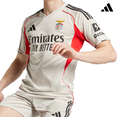 Camisola branca de futebol do SL Benfica com estampagem preta e detalhes vermelhos