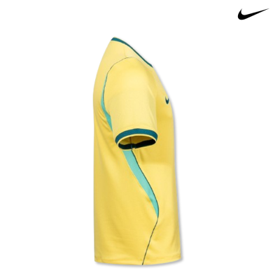 T-shirt desportiva amarela com detalhes azuis e logo Nike.