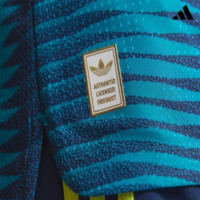 tecido azul com etiqueta Adidas autentica