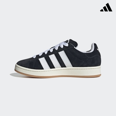 Ténis Adidas camurça preta com riscas brancas, atacadores brancos e sola creme e castanha