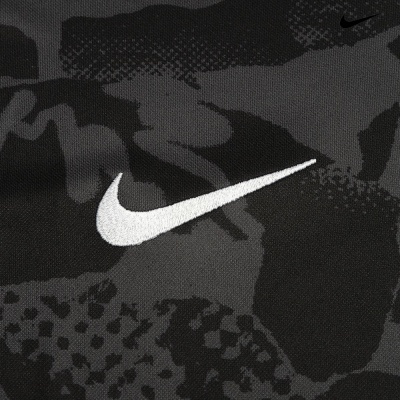 Tecido preto e cinza com padrão camuflado e logotipo branco da Nike bordado