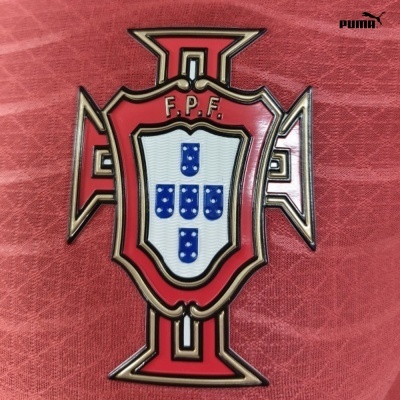 Emblema da F.P.F. em tecido vermelho com logótipo PUMA