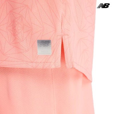 tecido rosa claro com padrão geométrico subtil e etiqueta metálica